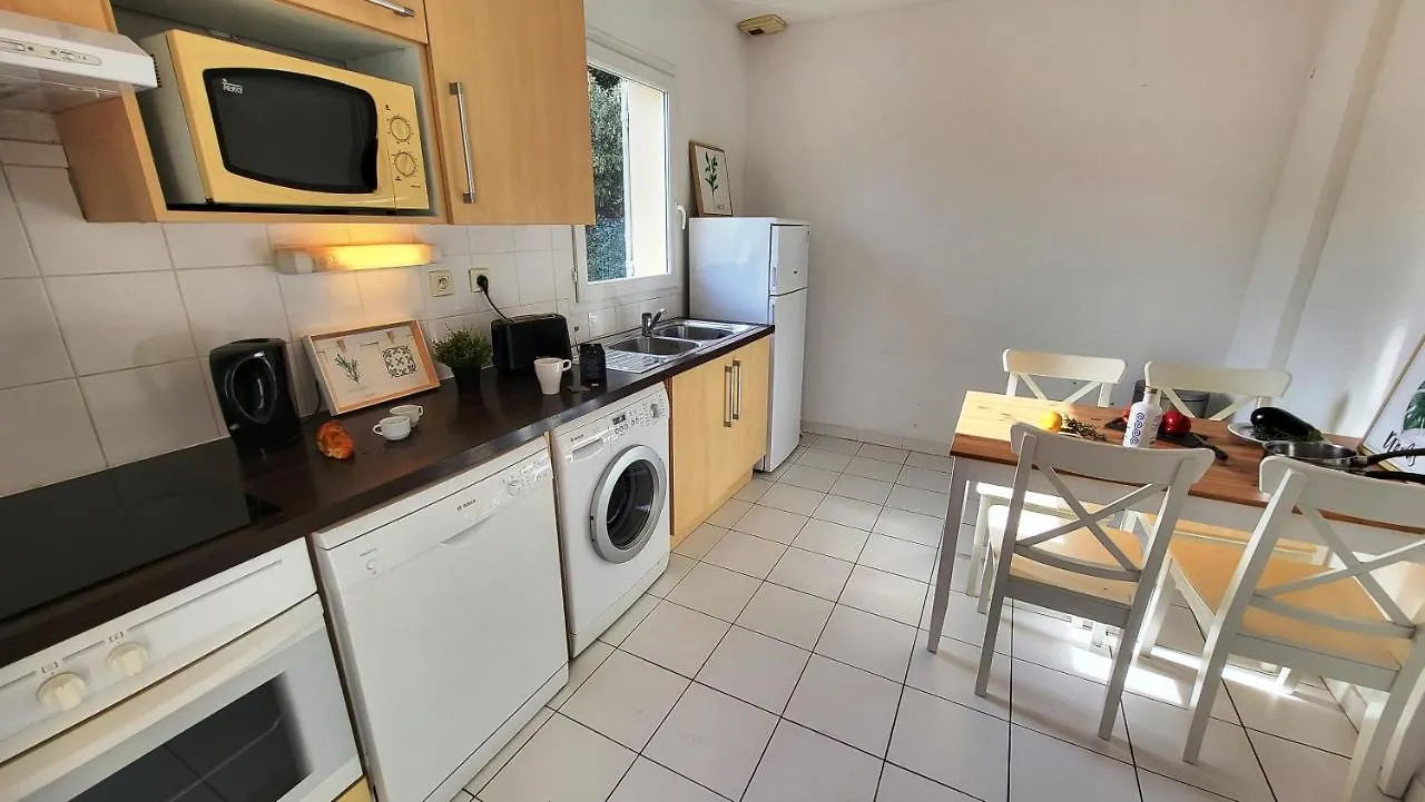 Bastides Et Villas Independantes Les Rives Du Lac Saint-Saturnin-les-Avignon 3*,  France