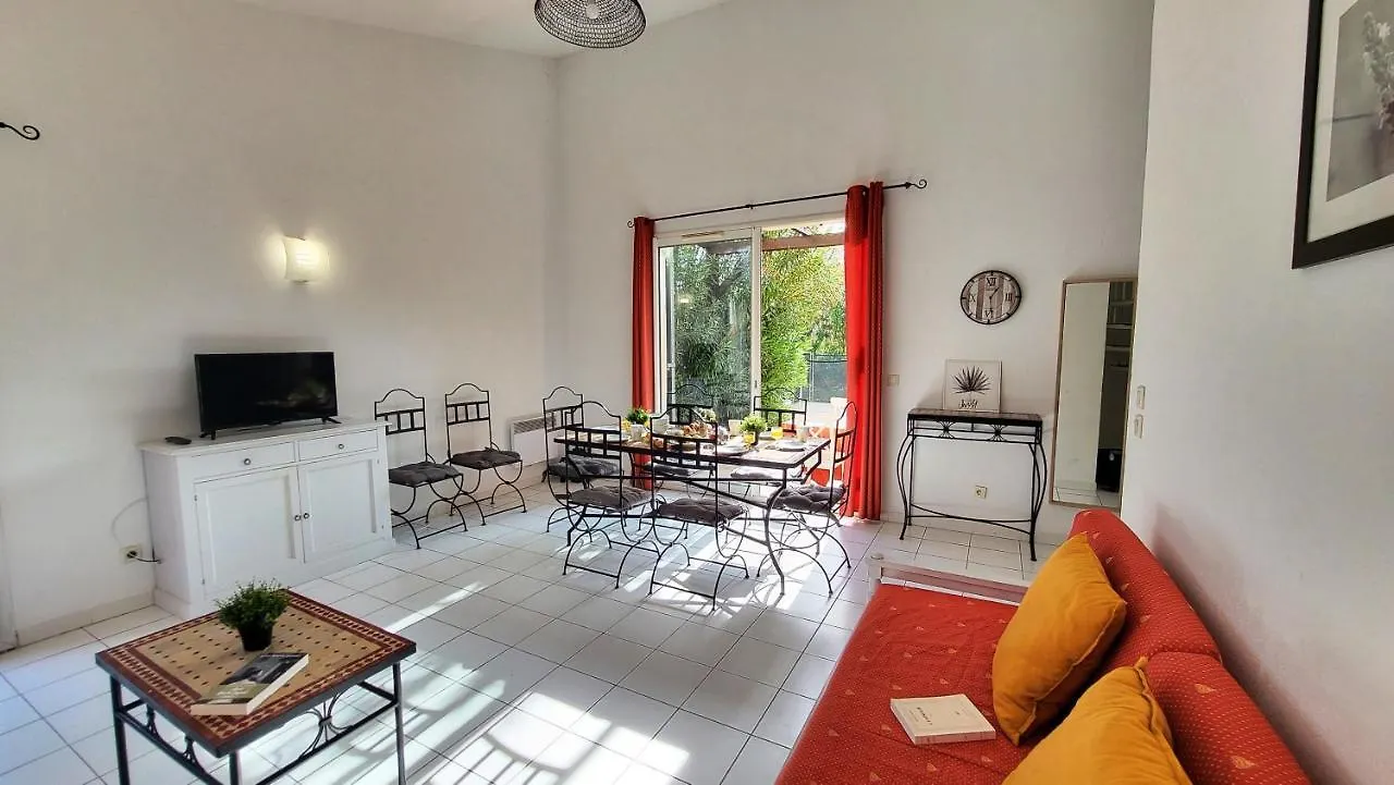 Bastides Et Villas Independantes Les Rives Du Lac Saint-Saturnin-les-Avignon 3*,  France