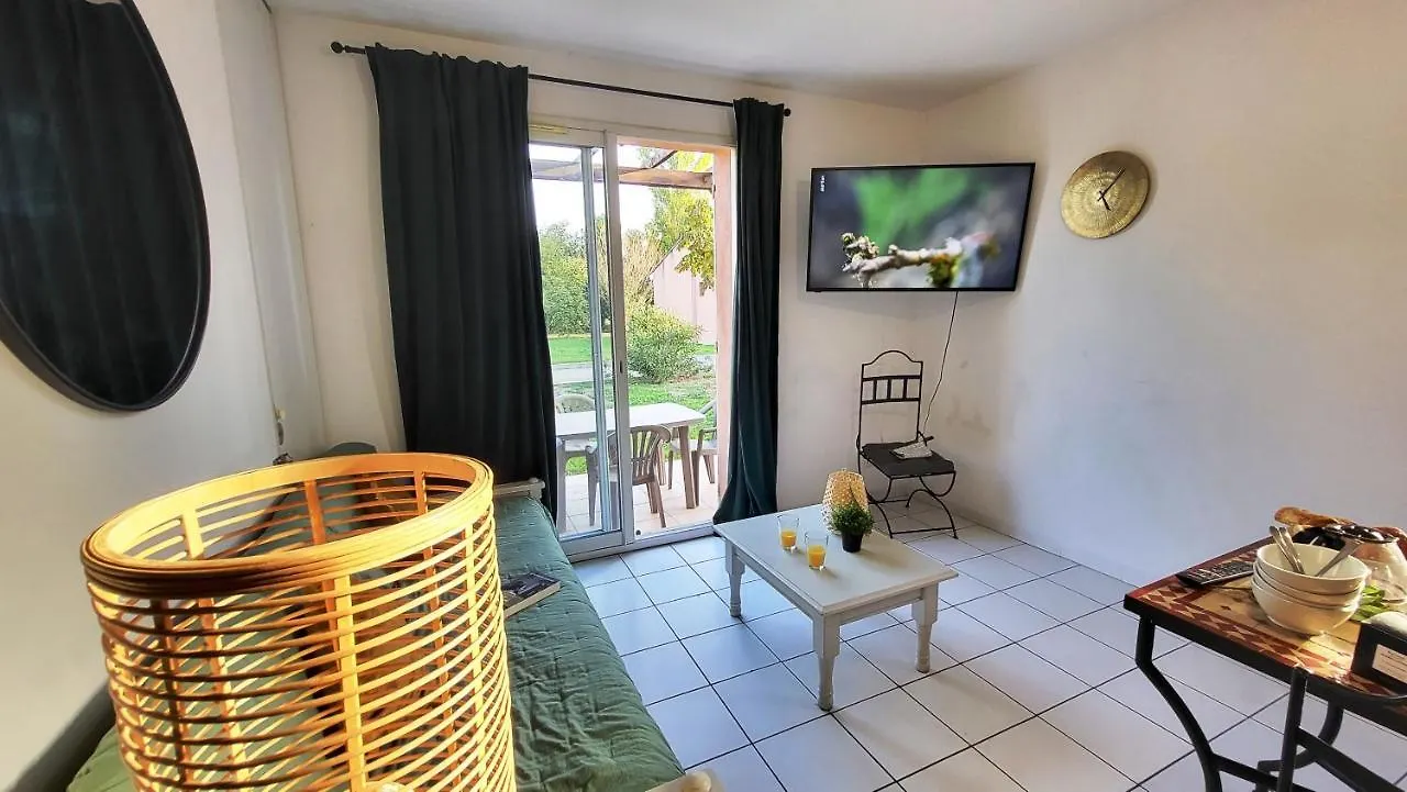 Bastides Et Villas Independantes Les Rives Du Lac Saint-Saturnin-les-Avignon Holiday park