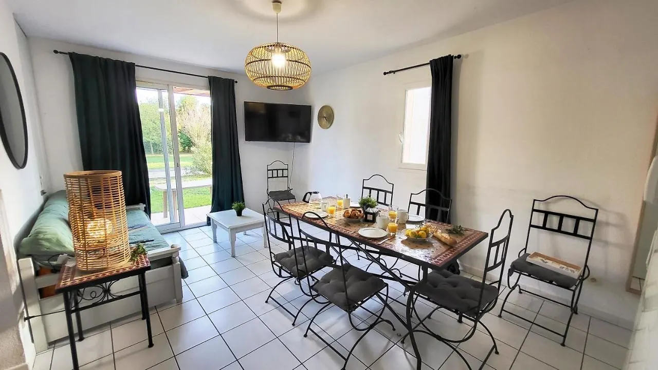 *** Holiday park Bastides Et Villas Independantes Les Rives Du Lac Saint-Saturnin-les-Avignon France