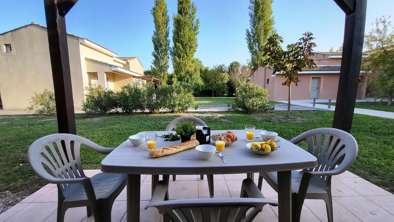 Bastides Et Villas Independantes Les Rives Du Lac Saint-Saturnin-les-Avignon 3*,