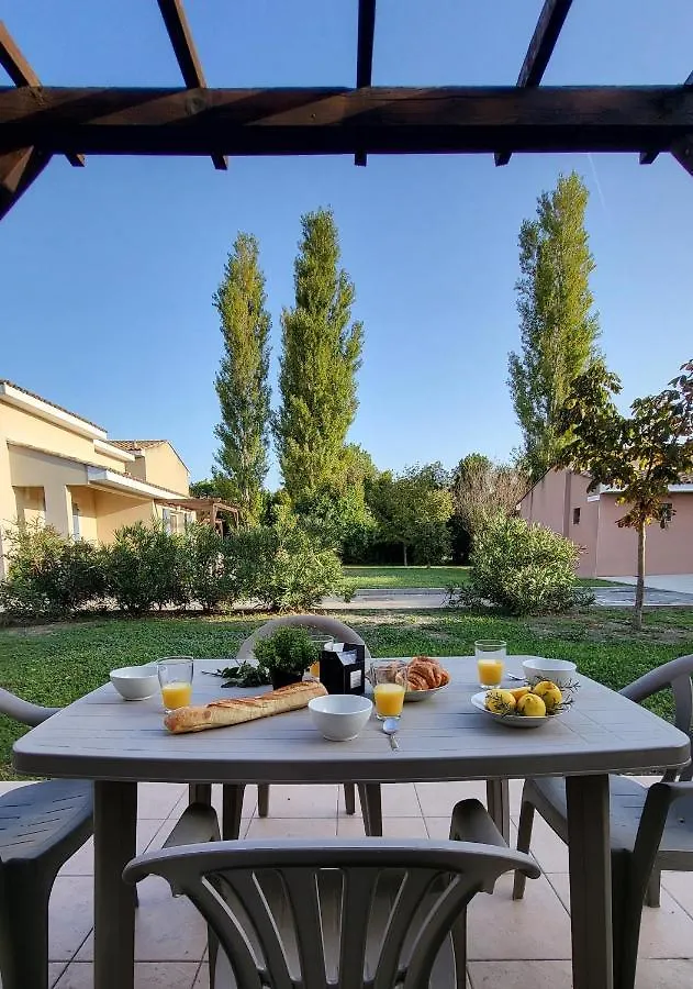 Bastides Et Villas Independantes Les Rives Du Lac Saint-Saturnin-les-Avignon 3*,