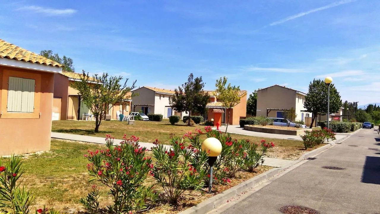 Bastides Et Villas Independantes Les Rives Du Lac Saint-Saturnin-les-Avignon Holiday park